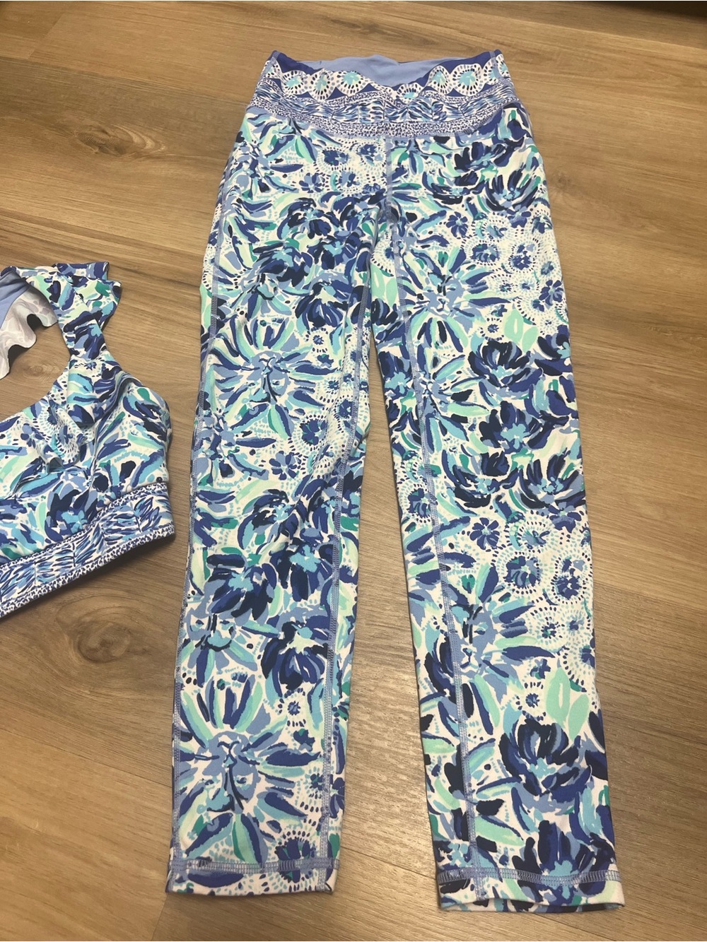 Lilly Pulitzer yoga set . Top small and bottoms XS - Picture 2 of 5